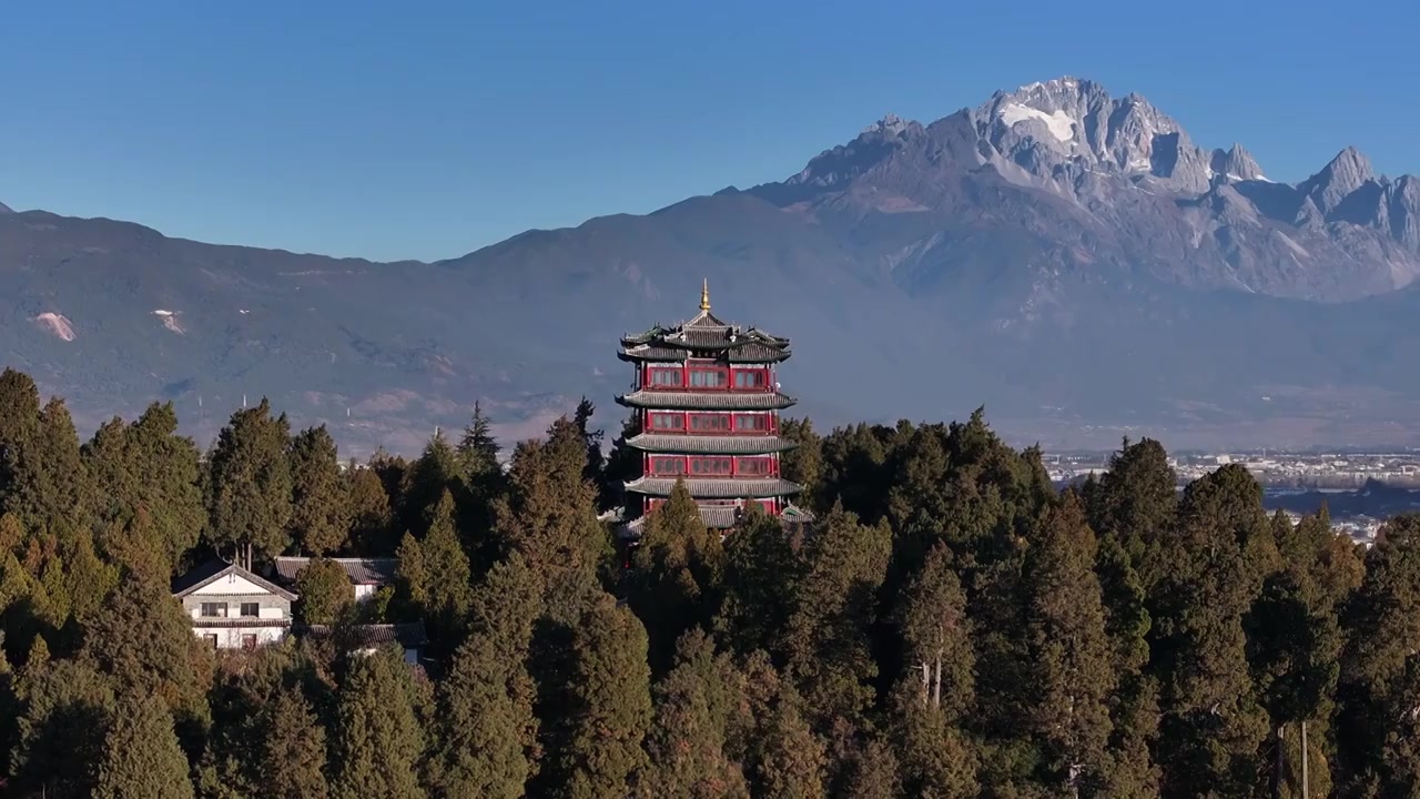 航拍云南丽江古城狮子山万古楼和玉龙雪山视频素材