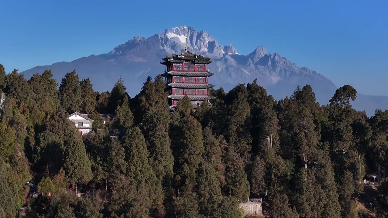 航拍云南丽江古城狮子山万古楼和玉龙雪山视频素材