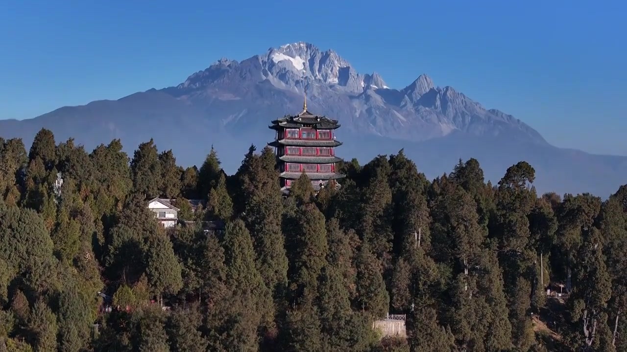 航拍云南丽江古城狮子山万古楼和玉龙雪山视频素材