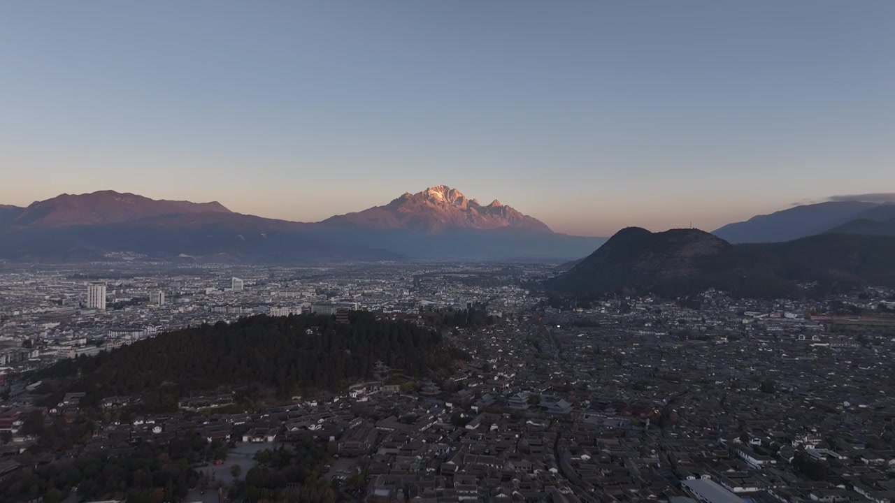 航拍云南丽江古城和玉龙雪山日出日照金山视频素材