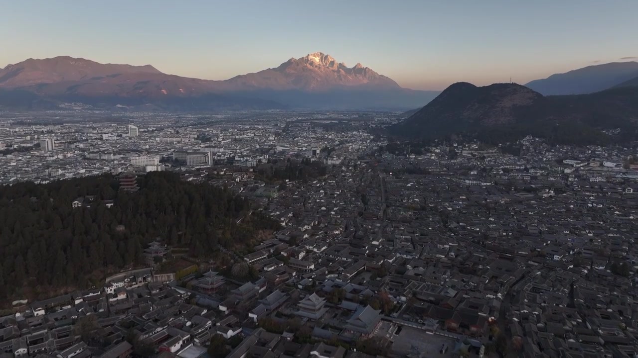 航拍云南丽江古城和玉龙雪山日出日照金山视频素材