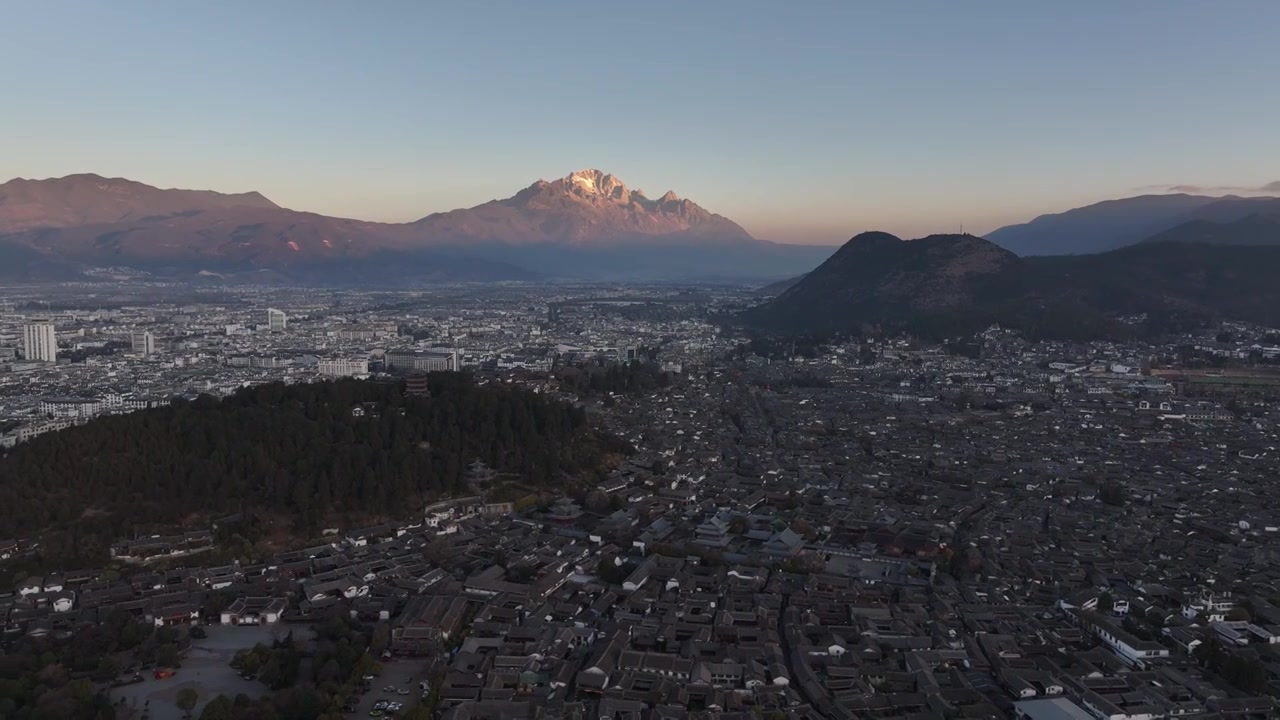 航拍云南丽江古城和玉龙雪山日出日照金山视频素材