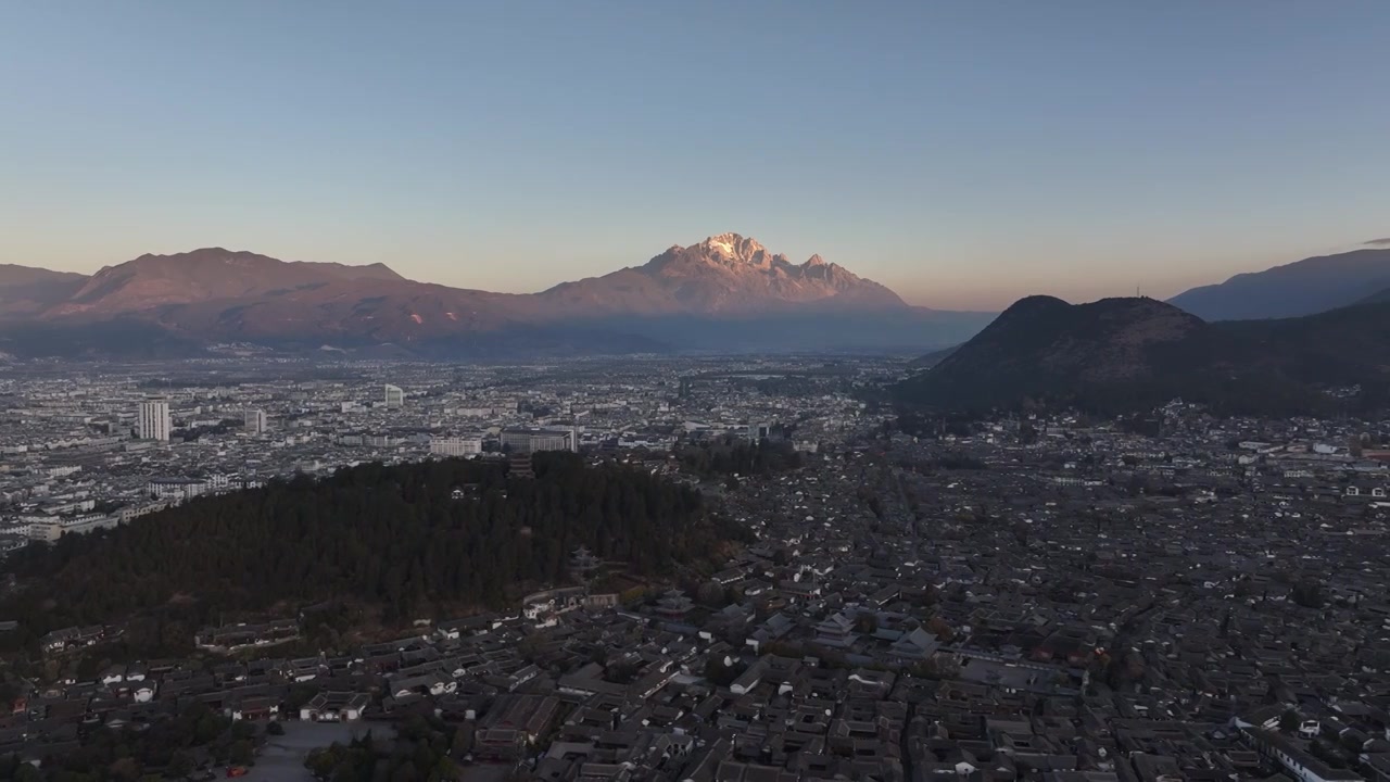 航拍云南丽江古城和玉龙雪山日出日照金山视频素材