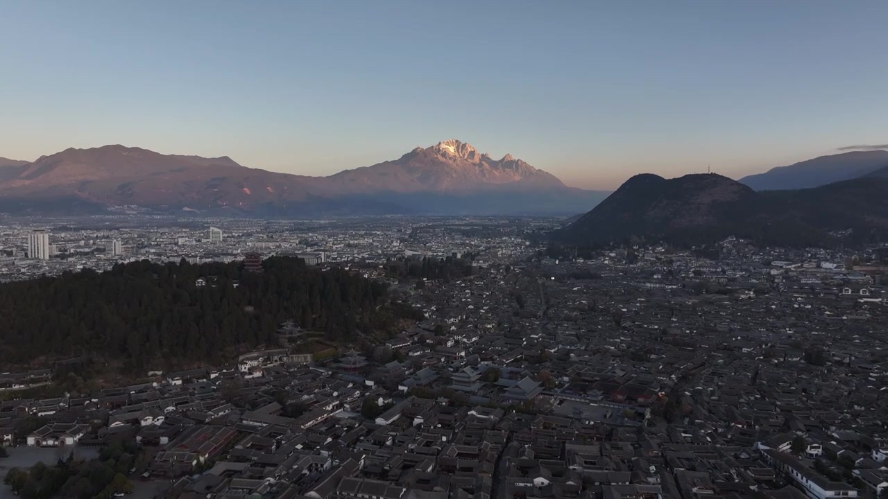 航拍云南丽江古城和玉龙雪山日出日照金山视频素材