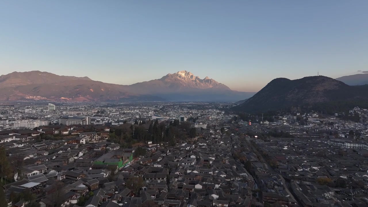 航拍云南丽江古城和玉龙雪山日出日照金山视频素材