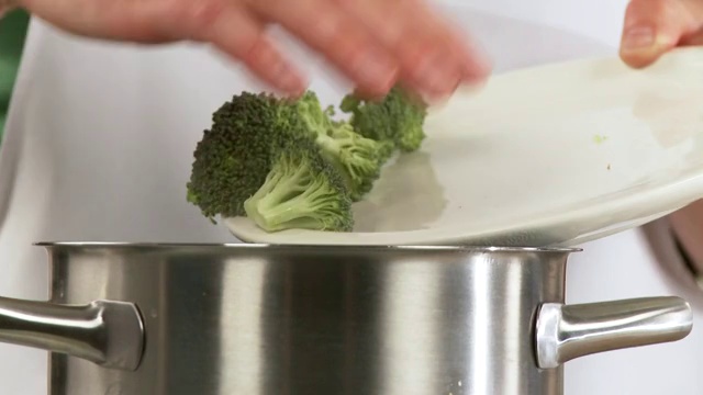 将花椰菜放入沸水中视频素材画面2