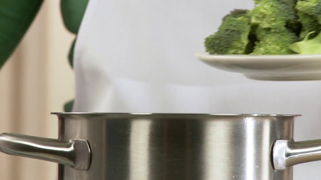 将花椰菜放入沸水中视频素材画面3