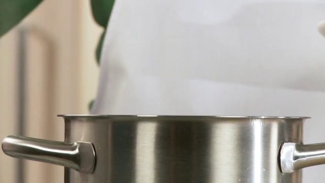 将花椰菜放入沸水中视频素材画面4