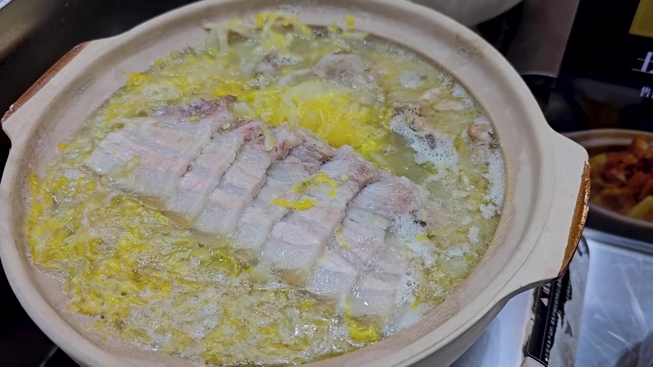 东北酸菜白肉砂锅视频素材