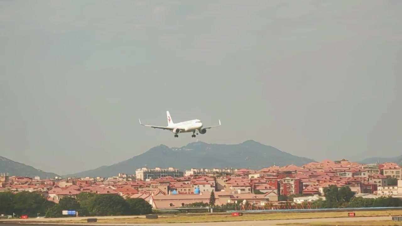 福建厦门高崎国际机场飞机降落视频素材