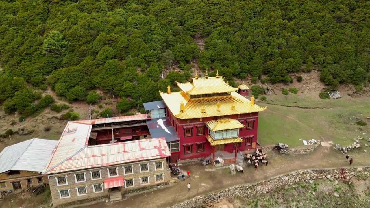 航拍四川甘孜贡嘎山乡老贡嘎寺视频素材