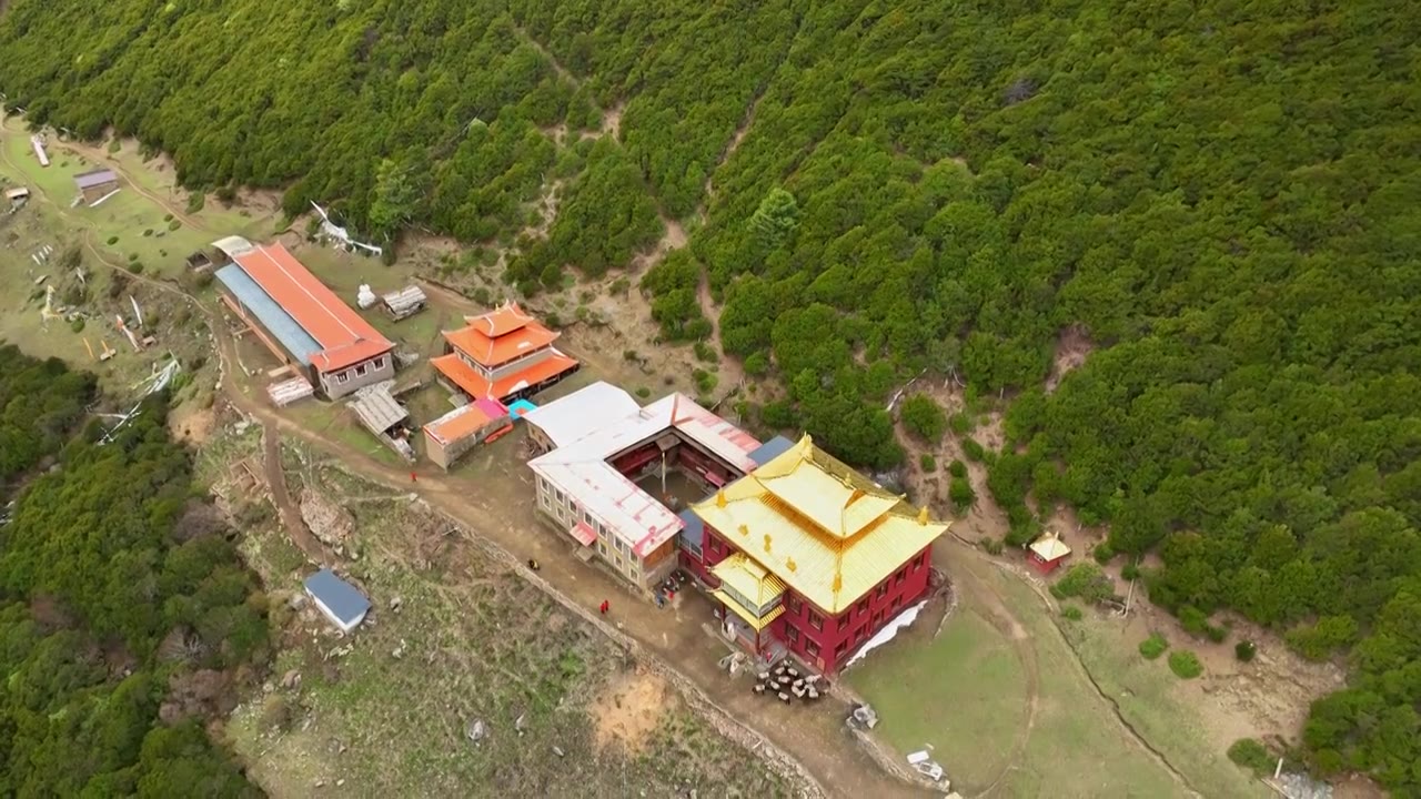 航拍四川甘孜贡嘎山乡老贡嘎寺视频素材