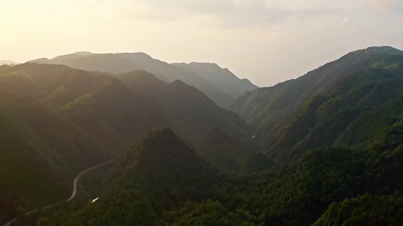 航拍绿水青山井冈山日出视频素材