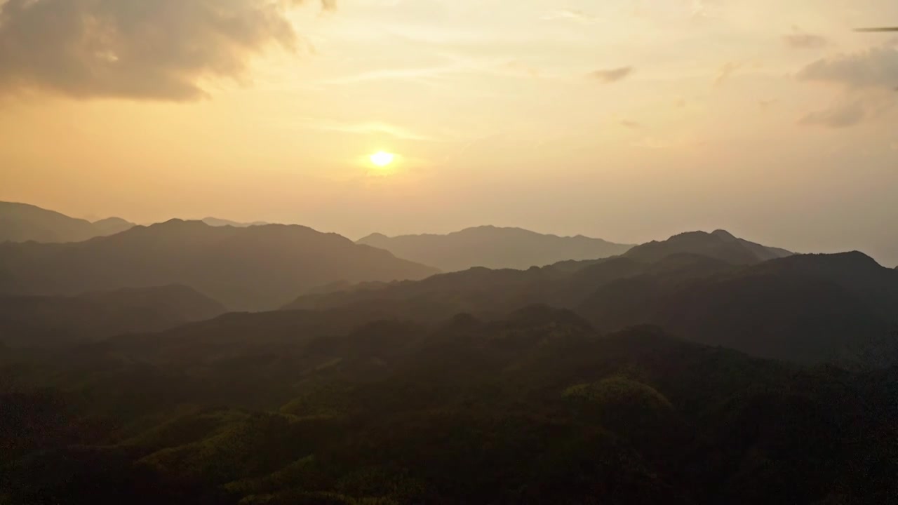 航拍绿水青山井冈山日出视频素材