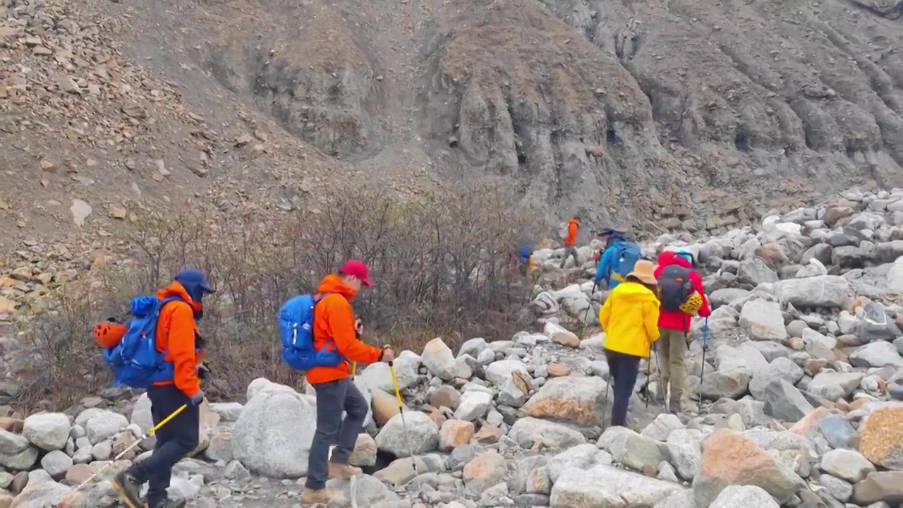 四川甘孜攀登那玛峰的登山者徒步进山视频素材