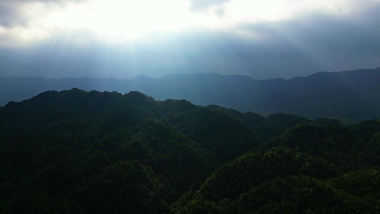 航拍绿水青山井冈山日出视频素材