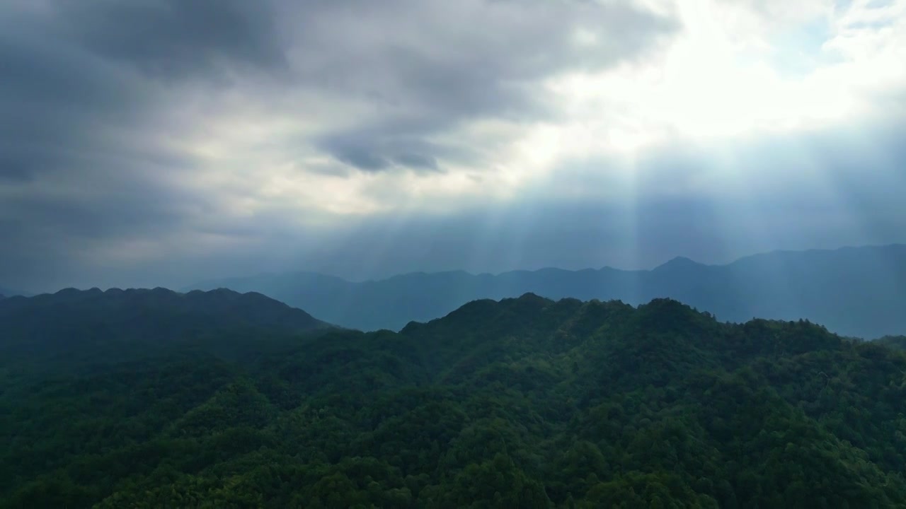 航拍绿水青山井冈山日出视频素材