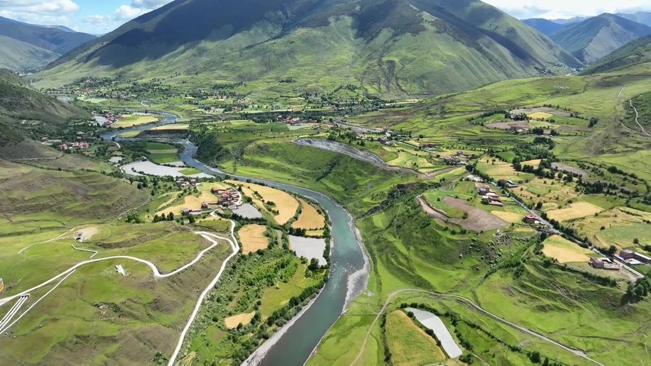 航拍四川甘孜新都桥甲根坝田园风光视频素材