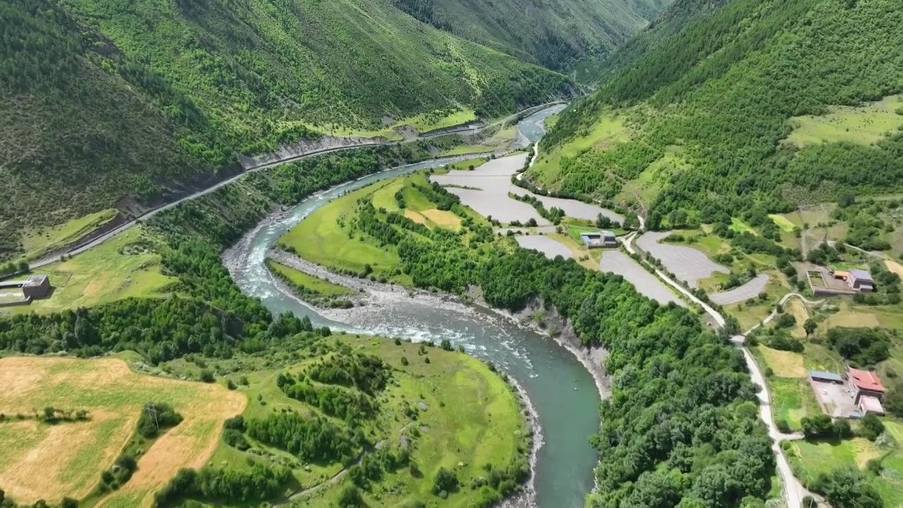 航拍四川甘孜新都桥甲根坝田园风光视频素材