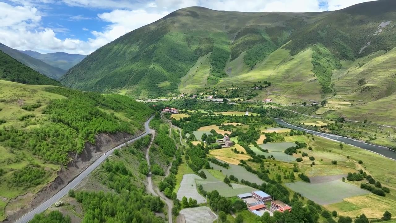 航拍四川甘孜新都桥甲根坝田园风光视频素材