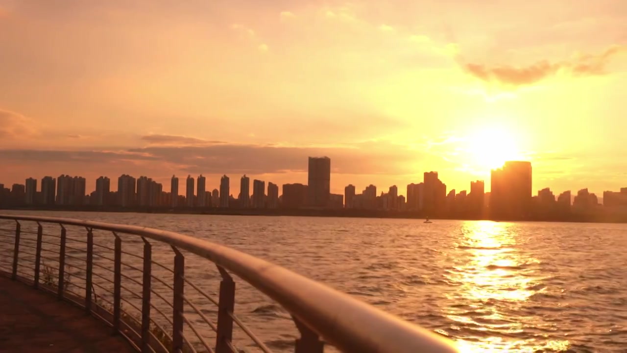 城市夕阳下视频素材