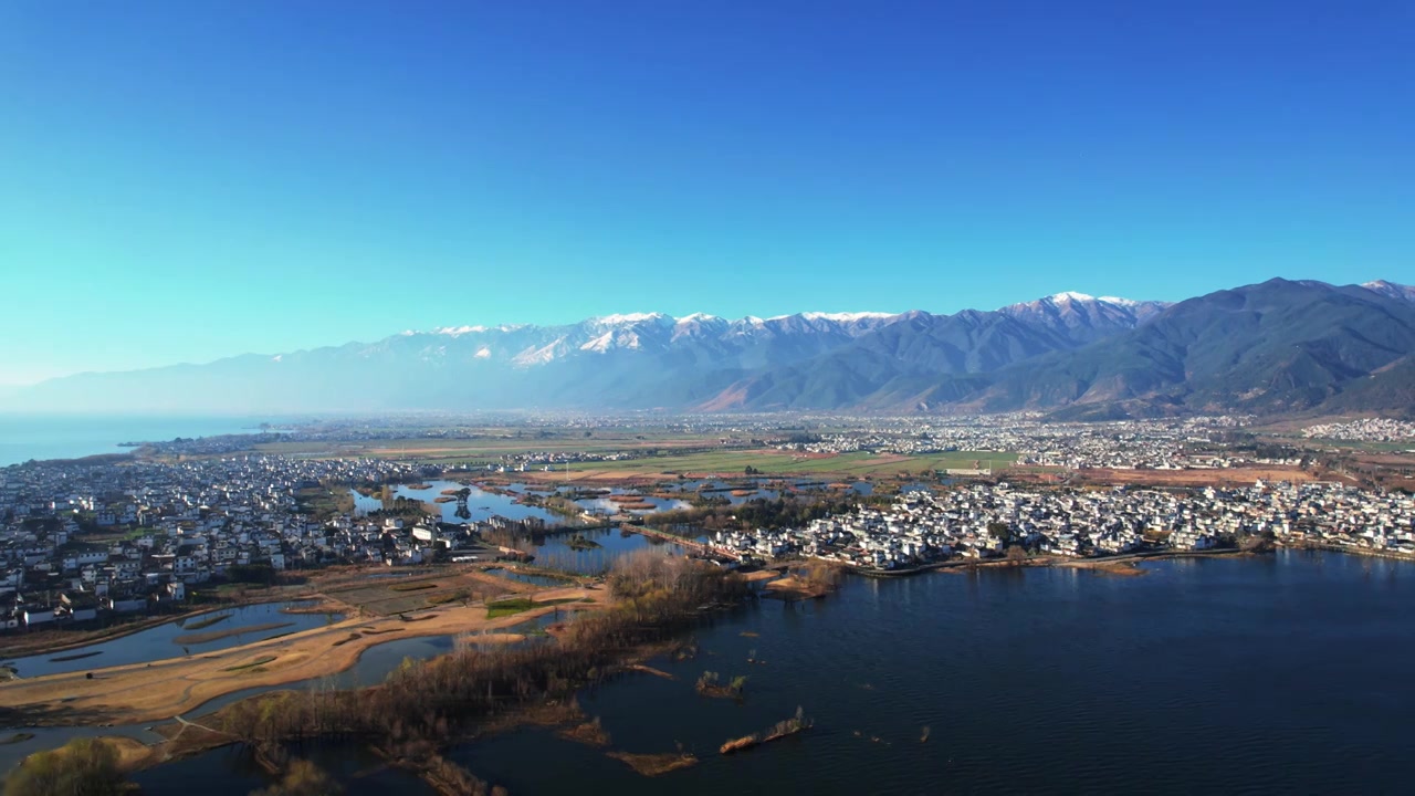 航拍云南旅游大理苍山洱海边村庄民宿视频素材