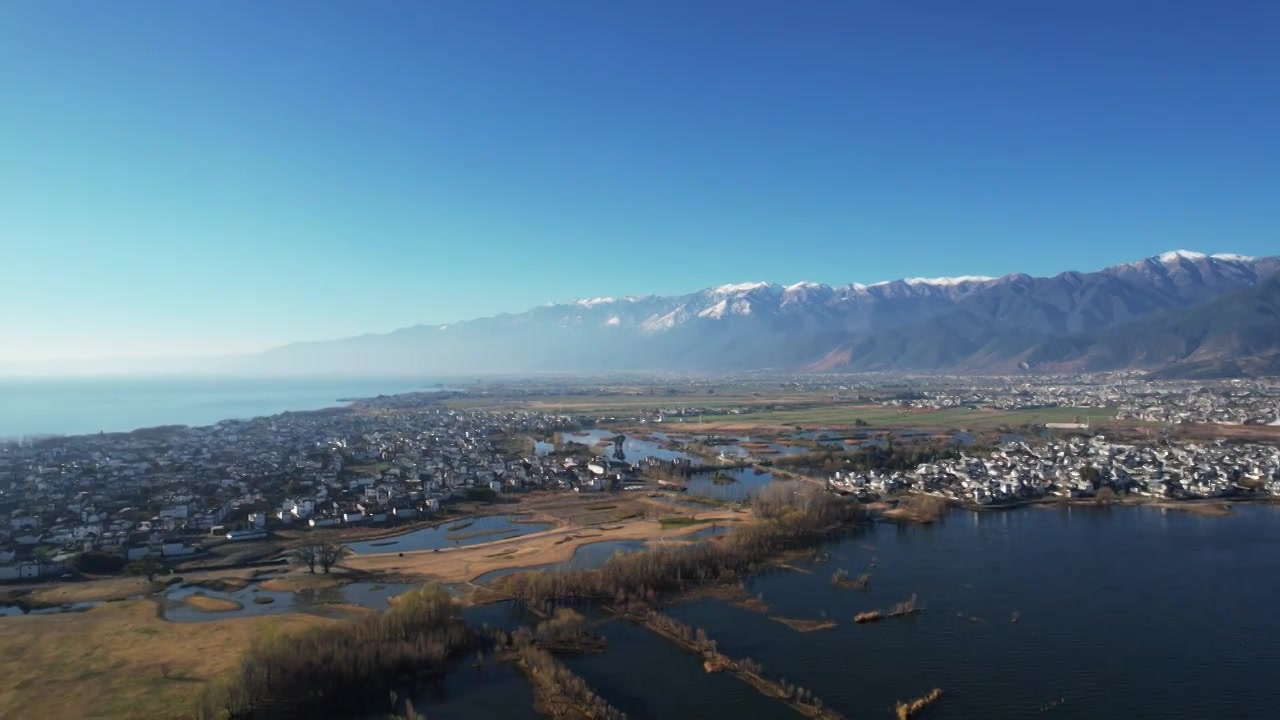 航拍云南旅游大理苍山洱海村庄田园生活视频素材