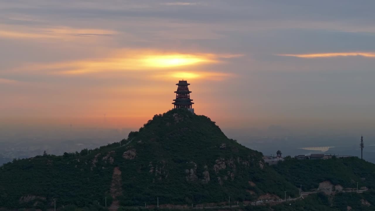 北京西山定都阁视角航拍城市清晨光影全景视频素材