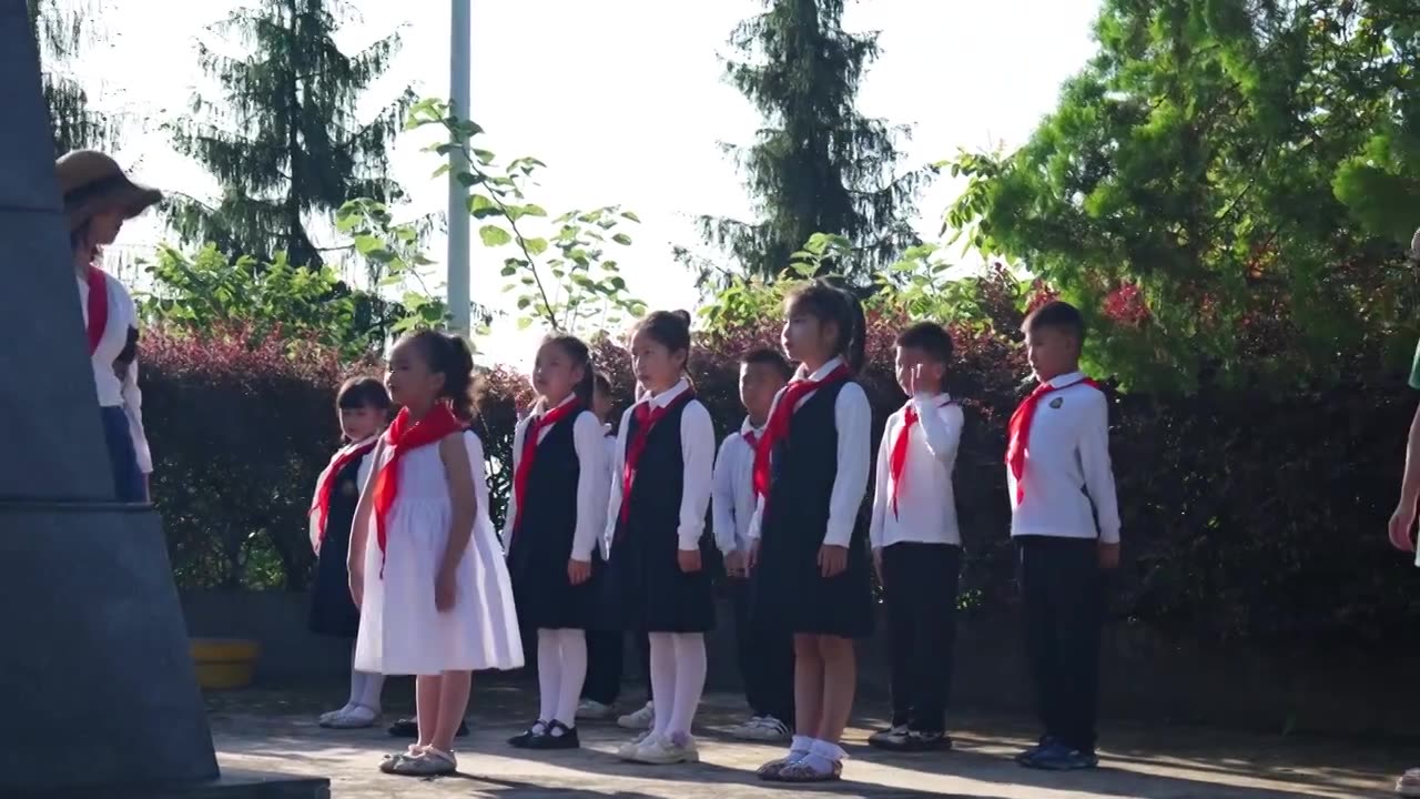 小学生陵园祭奠革命英烈英雄视频素材