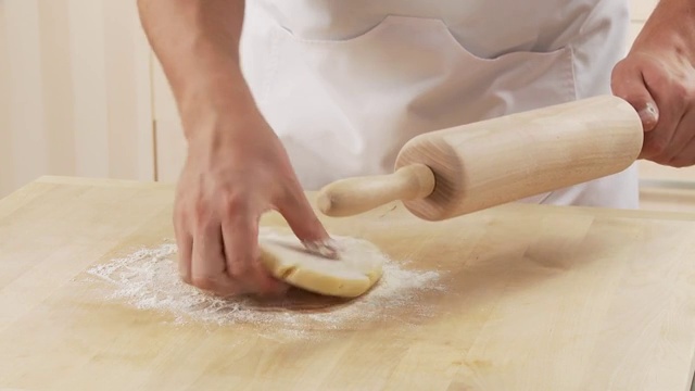 松脆酥皮糕点从保鲜膜上剥离并擀开视频素材