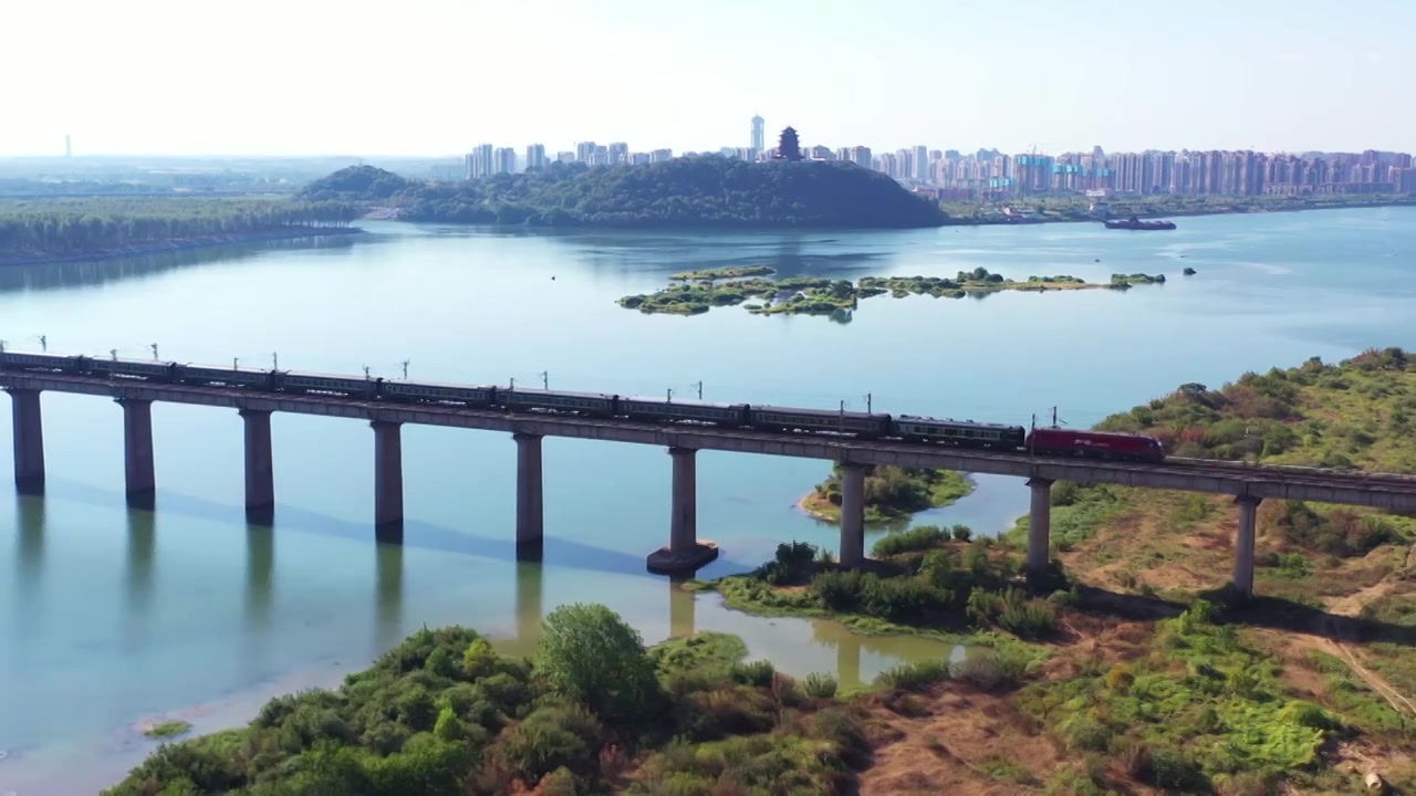 实拍在京九铁路大桥上行驶的火车视频素材