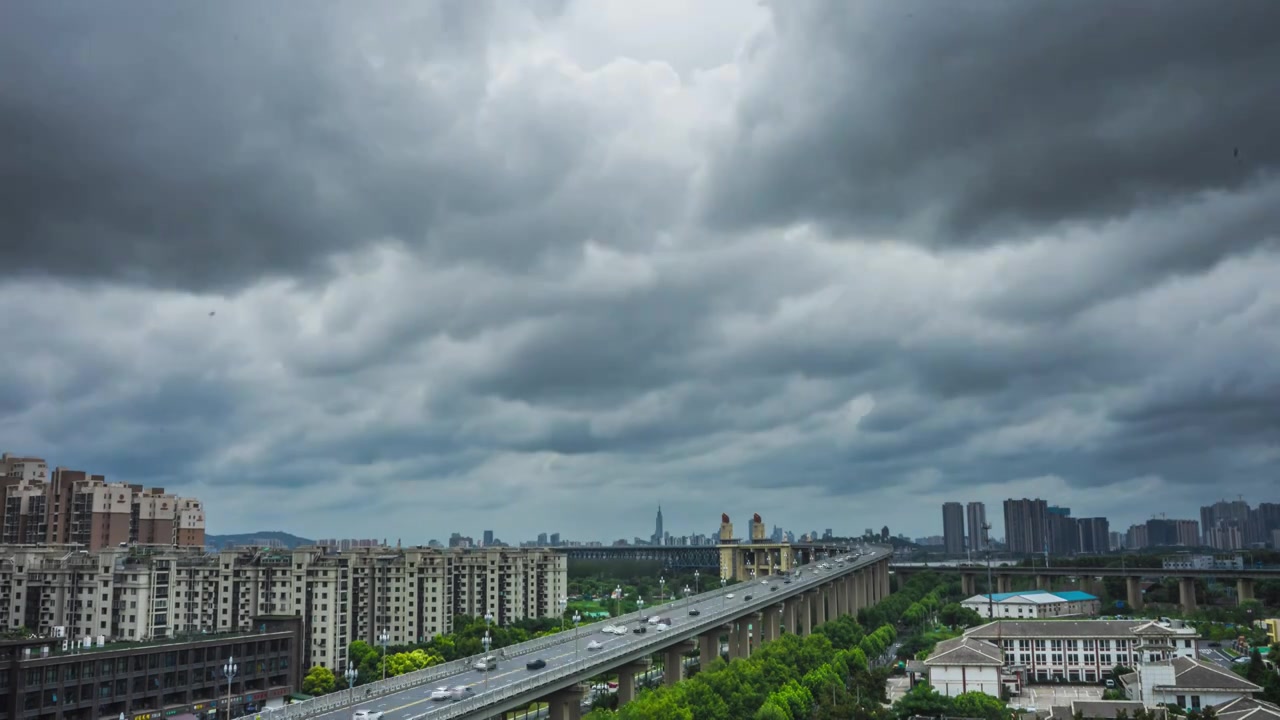 8K南京长江大桥暴雨前乌云密布视频素材