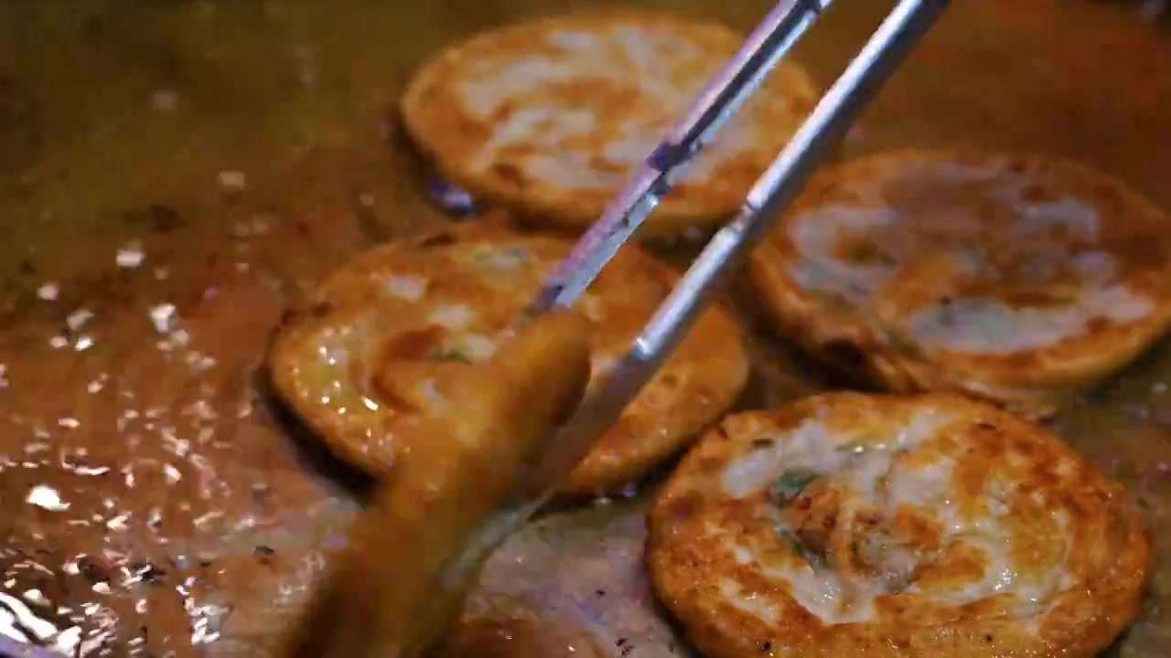 敦煌夜市沙葱牛肉饼制作特写视频素材