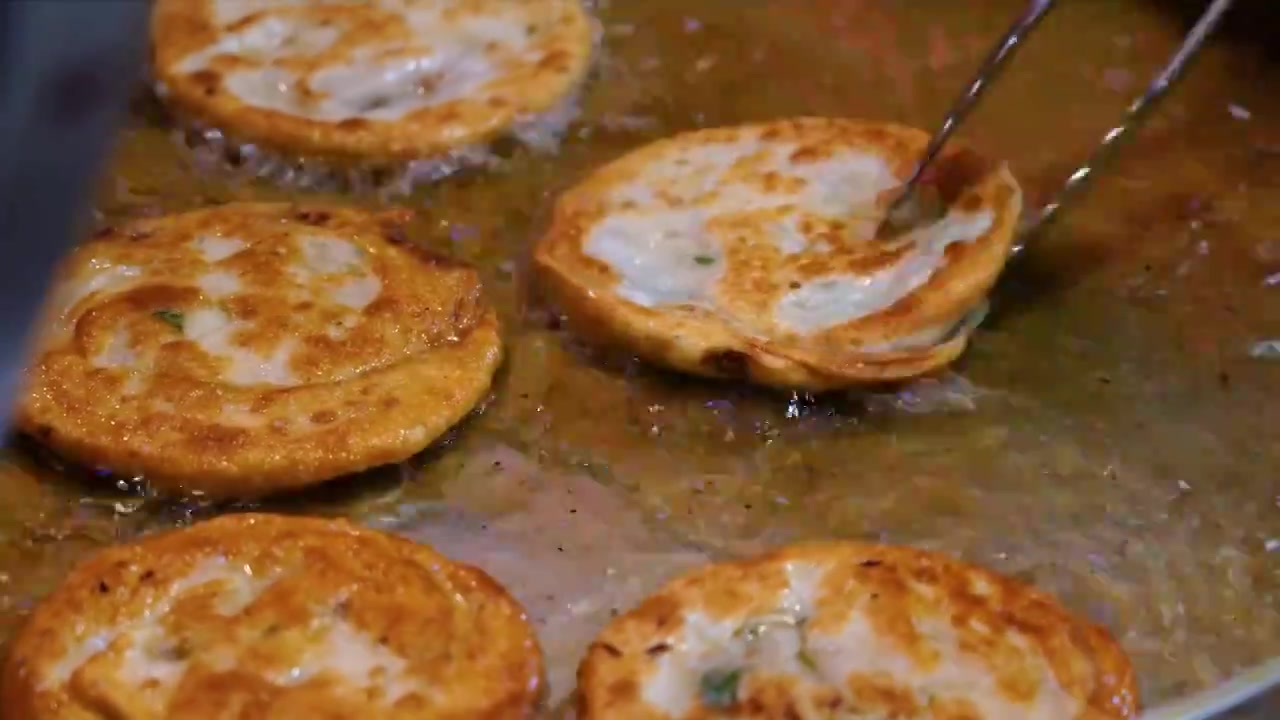 敦煌夜市沙葱牛肉饼制作特写视频素材