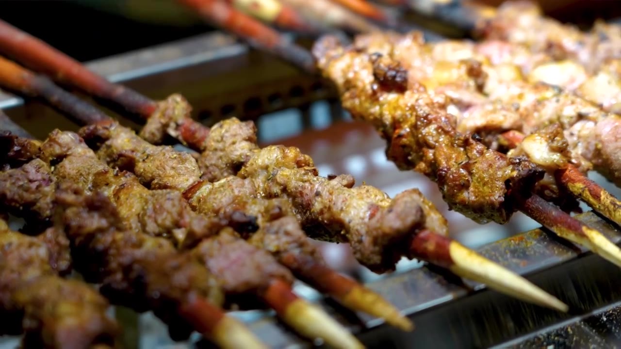 敦煌夜市烤红柳羊肉串（烧烤红柳大串）特写视频素材