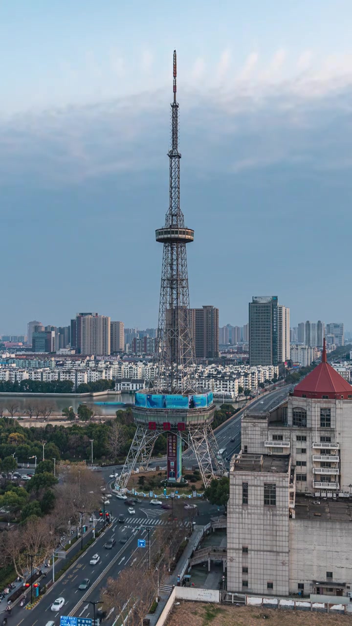 竖版4K 苏州地标 东吴塔日转夜车流延时视频素材