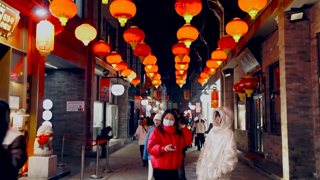 北京新年前门大街大栅栏的红灯笼视频素材