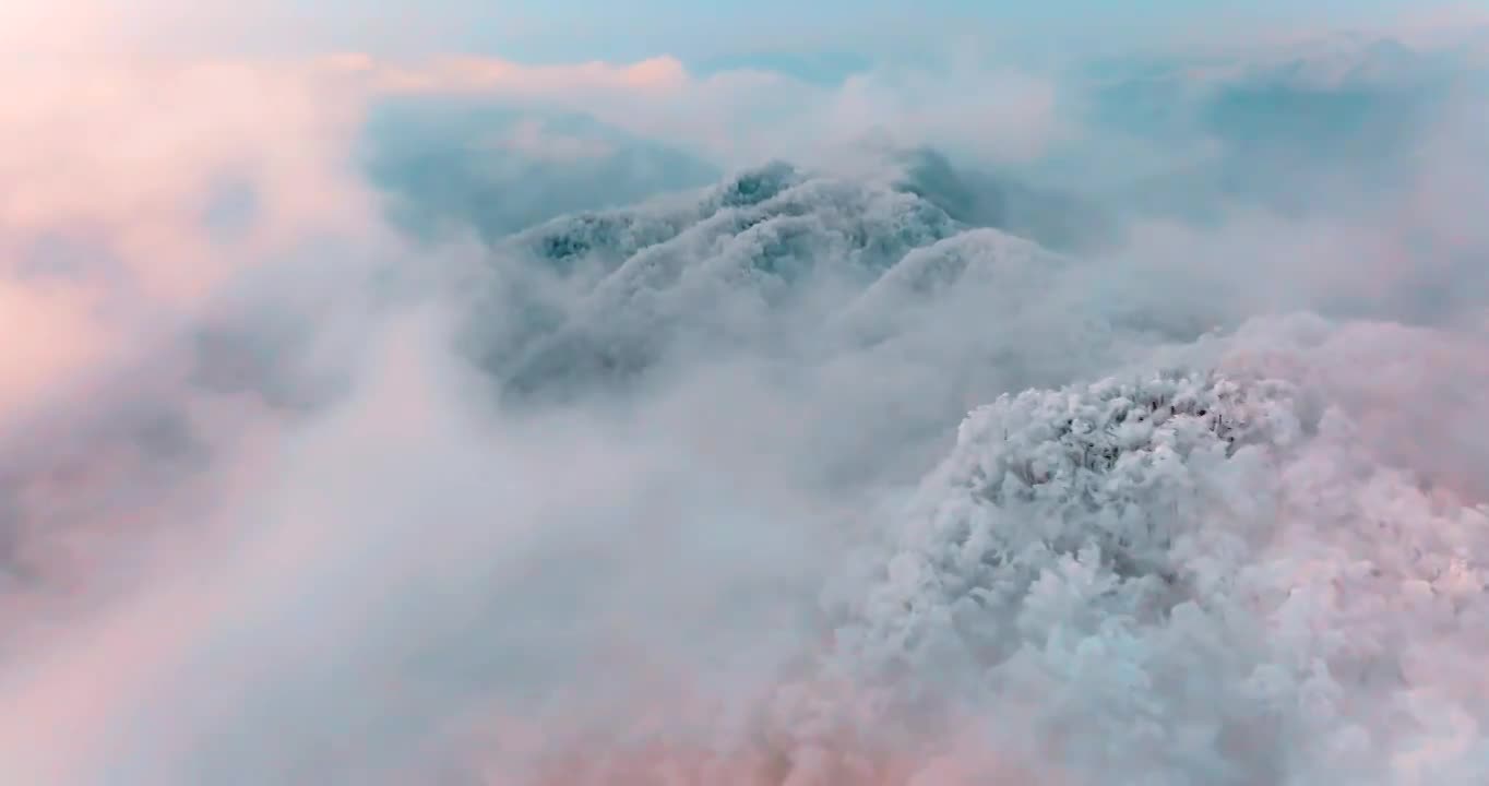 冬天雪山下雪云雾缭绕视频素材