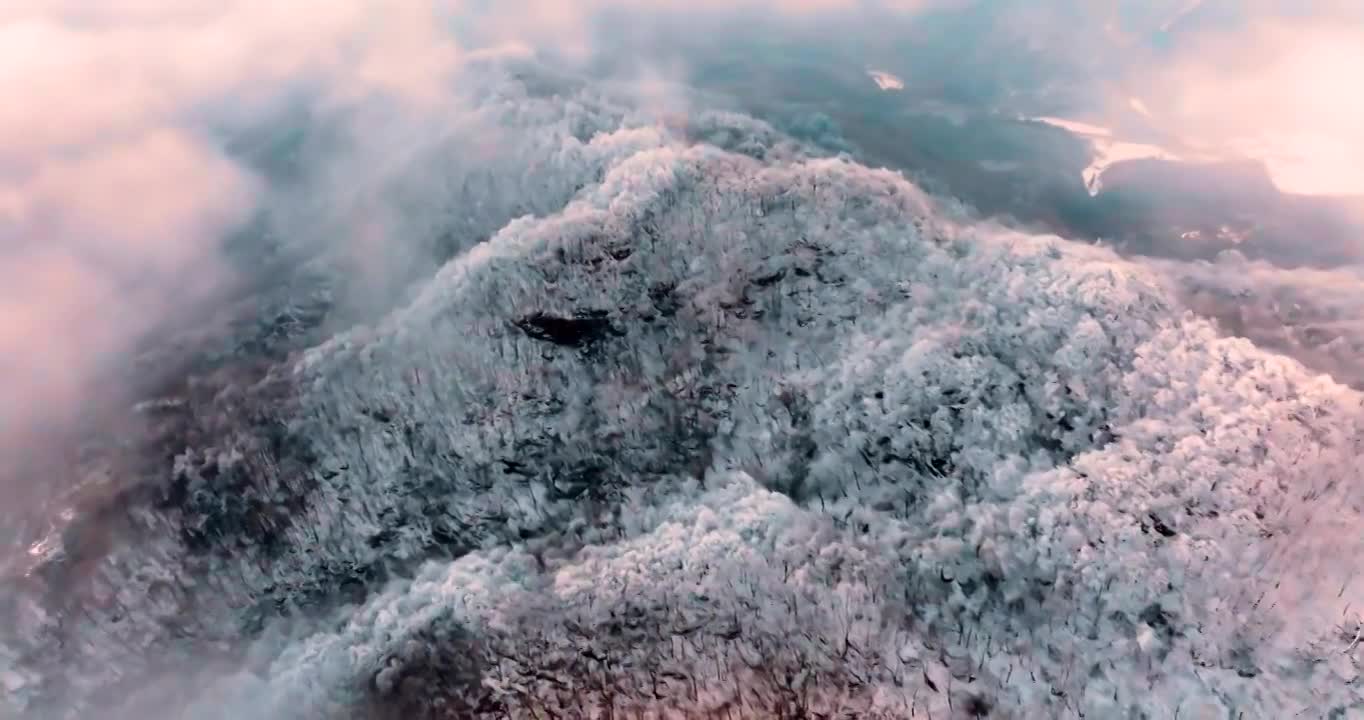 冬天雪山下雪云雾缭绕视频素材