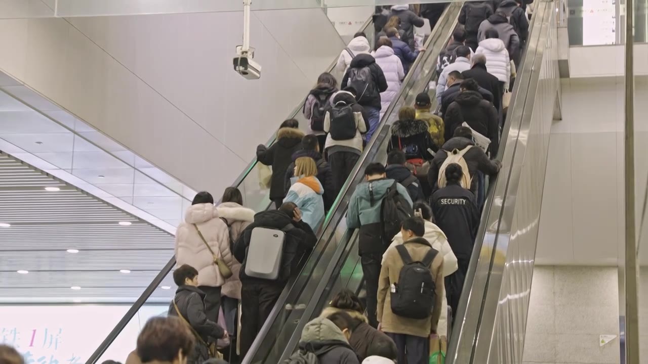 春运过年春节人流高铁站乘客上海虹桥火车站视频素材