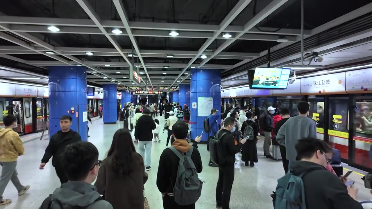 广州地铁站台地铁进站人流进入地铁车厢视频素材