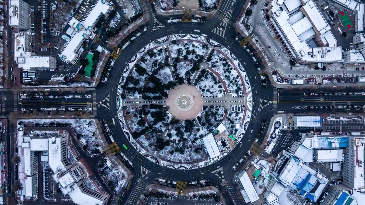 吉林长春朝阳区人民广场冬季雪景俯视航拍视频素材