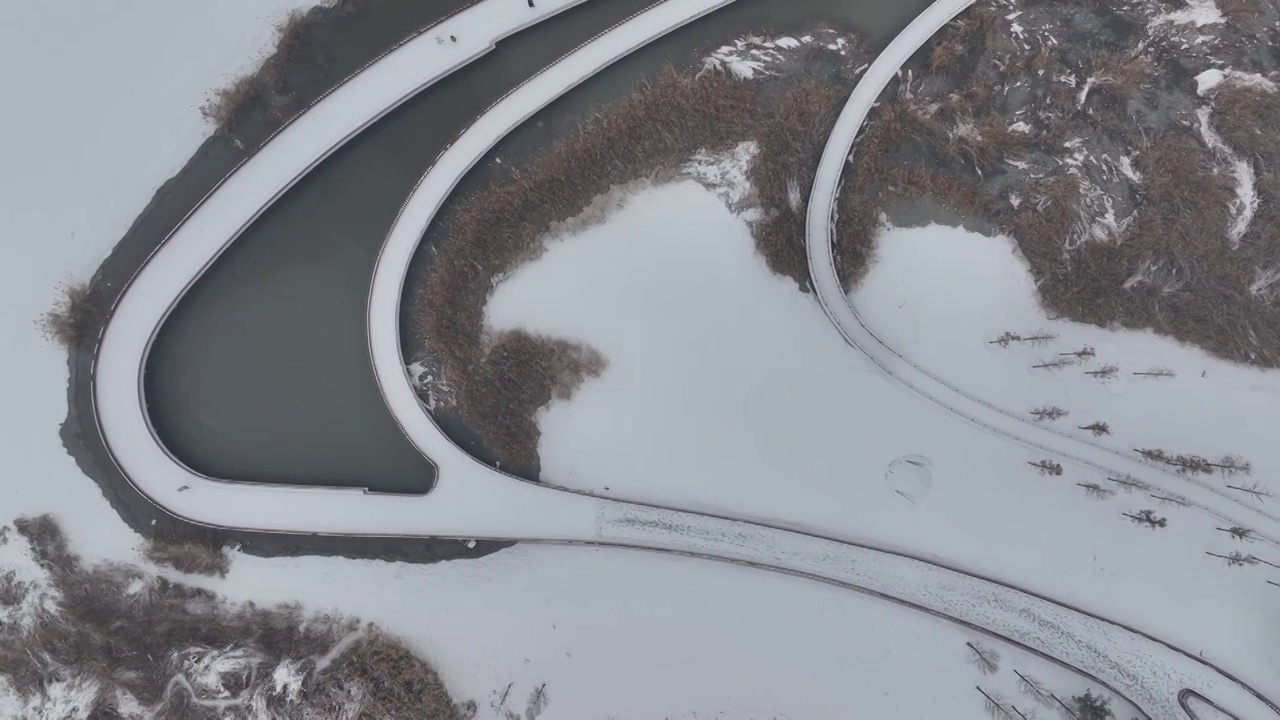 暴雪中的周口沙颍河公园步行栈道场景视频素材