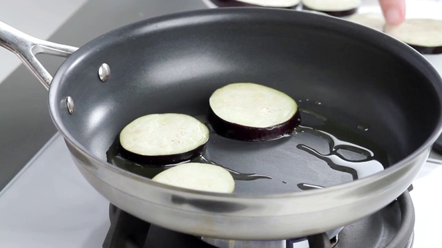 茄子片在平底锅里煎视频素材