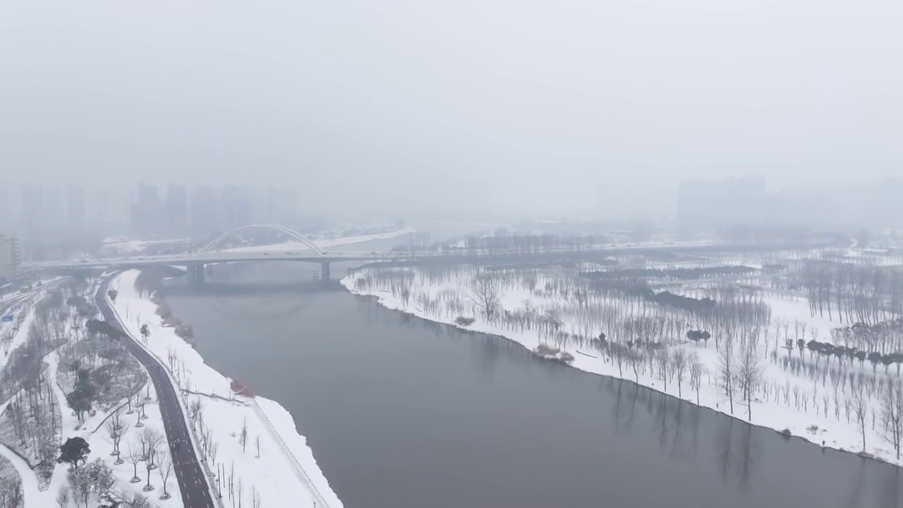 周口沙颍河湿地公园中原路桥段雪景视频素材