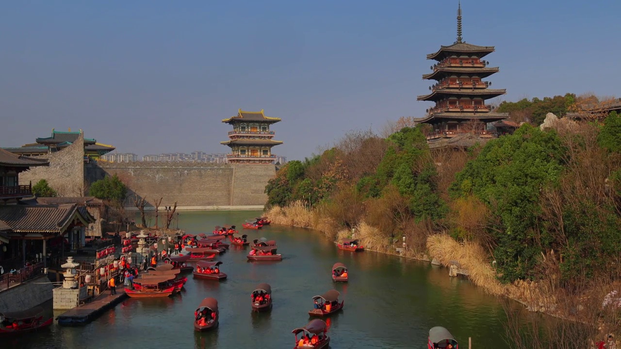 中国湖北襄阳唐城景区影视基地水都司全景划船视频素材