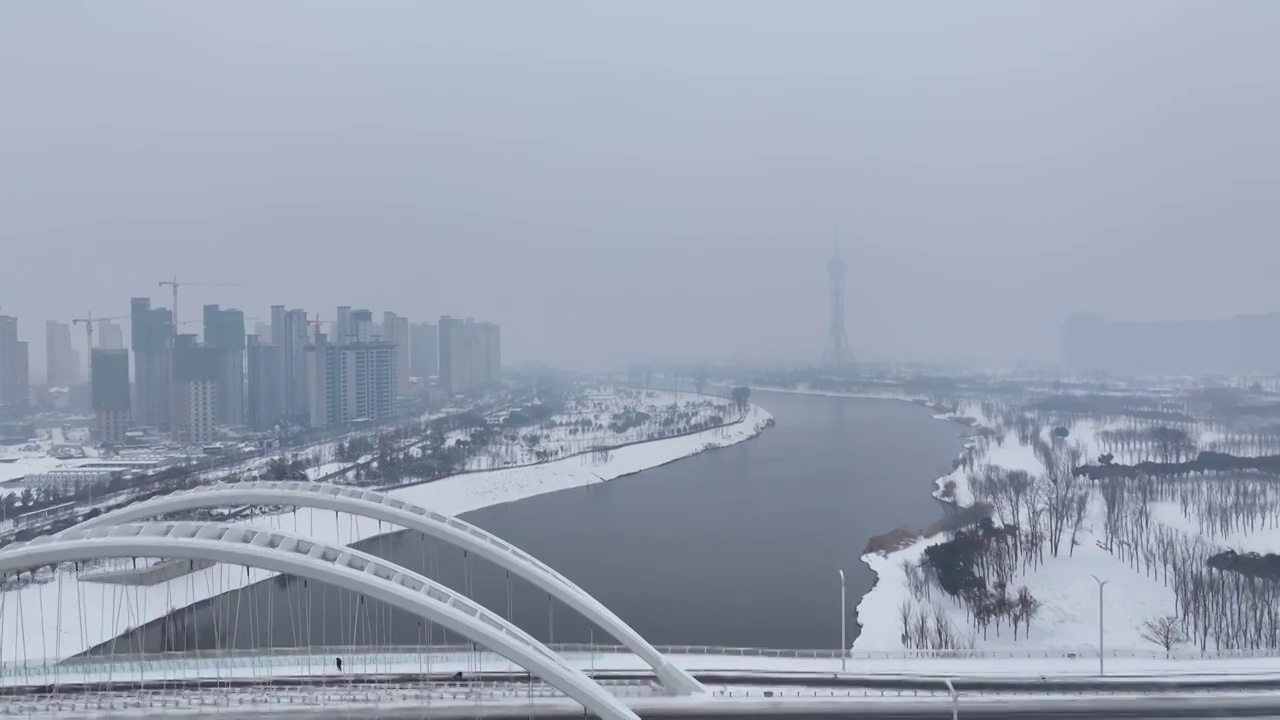 周口沙颍河湿地公园中原路桥与三川明珠塔雪景视频素材