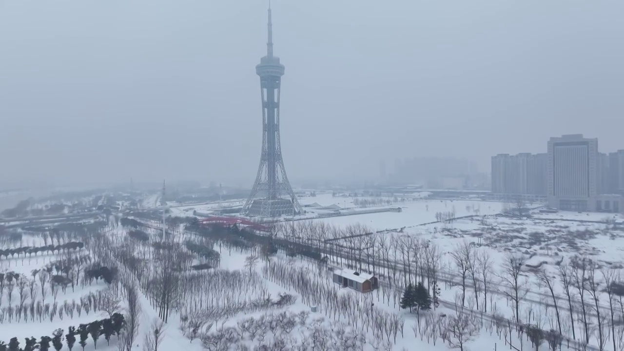 周口沙颍河湿地公园与三川明珠塔雪景视频素材