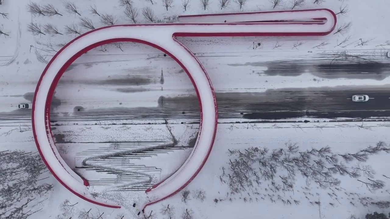 周口沙颍河湿地公园红色圆形过街天桥雪景视频素材