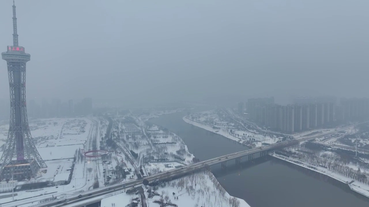 周口沙颍河周口大道桥与三川明珠塔雪景视频素材